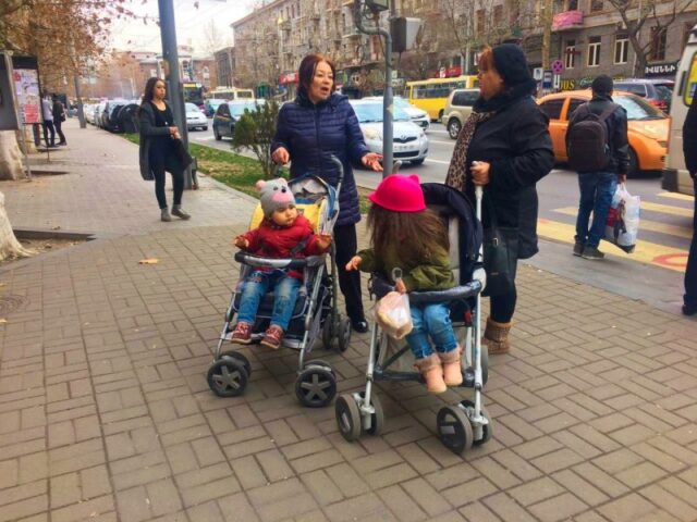Madres con sus hijos en las calles de Ereván, Aremenia Madres con sus hijos en las calles de Ereván, Aremenia
