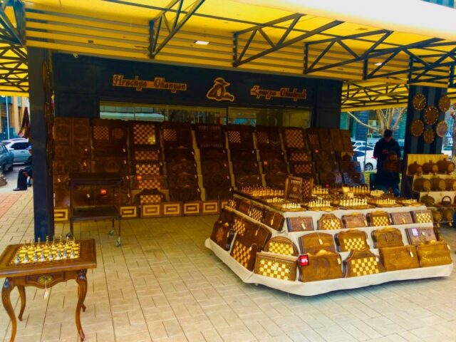 Venta de tableros de ajedrez en Bulevar entre las calles Buzand y Aram donde se encuentran puestos de venta, Ereván, ArmeniaBulevar entre las calles Buzand y Aram donde se encuentran puestos de venta, Ereván, Armenia Venta de tableros de ajedrez en Bulevar entre las calles Buzand y Aram donde se encuentran puestos de venta, Ereván, ArmeniaBulevar entre las calles Buzand y Aram donde se encuentran puestos de venta, Ereván, Armenia