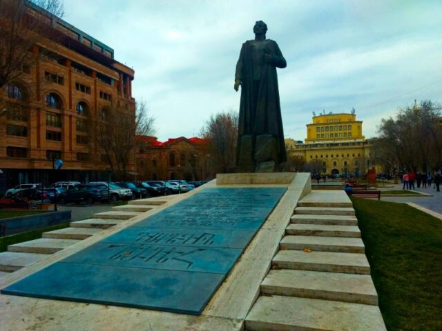 Monumento a Garegin Nzhdeh y de fondo el Museo de Historia de Armenia en la calle Pavstos Buzand, Ereván, Armenia Monumento a Garegin Nzhdeh y de fondo el Museo de Historia de Armenia en la calle Pavstos Buzand, Ereván, Armenia