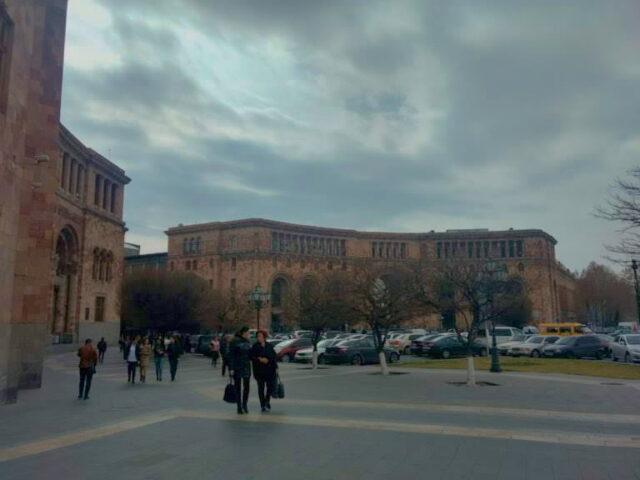En la plaza de la República en Ereván, Armenia En la plaza de la República en Ereván, Armenia