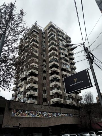 Edificios en la calle Pavstos Buzand, en el centro ciudad de Ereván, Armenia Edificios en la calle Pavstos Buzand, en el centro ciudad de Ereván, Armenia