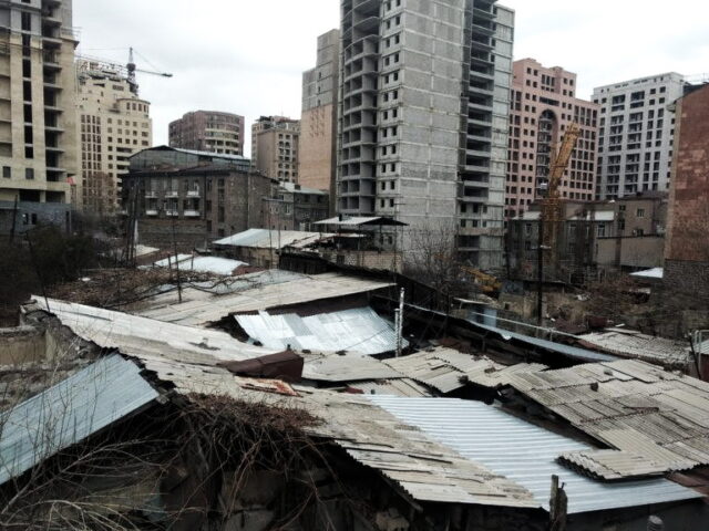 Edificios destartalados en el centro ciudad cerca de la Avenida Mesrop Mashtots, Ereván, Armenia Edificios destartalados en el centro ciudad cerca de la Avenida Mesrop Mashtots, Ereván, Armenia