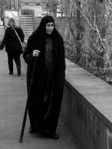 Persona religiosa en las calles de Ereván, Armenia Persona religiosa en las calles de Ereván, Armenia