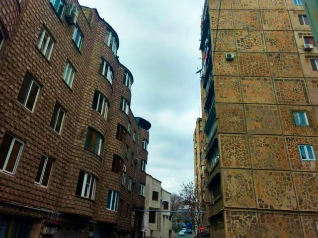 Edificios en la calle Martiros Saryan entre el distrito de Kond y el centro ciudad, Ereván, Armenia Edificios en la calle Martiros Saryan entre el distrito de Kond y el centro ciudad, Ereván, Armenia