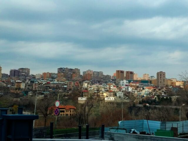Vista del casco antiguo de Kond desde la calle Dzorapi, Ereván, Armenia Vista del casco antiguo de Kond desde la calle Dzorapi, Ereván, Armenia