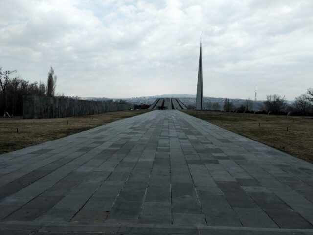 Complejo Tsitsernakaberd donde se encuentra el Memorial del Genocidio Armenio en Ereván, Armenia Complejo Tsitsernakaberd donde se encuentra el Memorial del Genocidio Armenio en Ereván, Armenia
