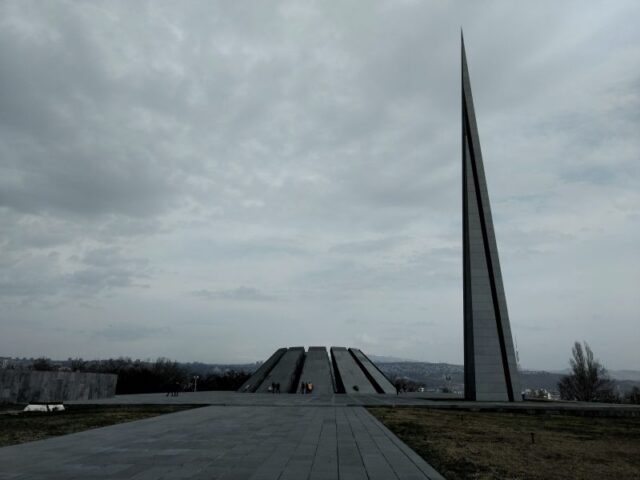 Complejo Tsitsernakaberd donde se encuentra el Memorial del Genocidio Armenio en Ereván, Armenia Complejo Tsitsernakaberd donde se encuentra el Memorial del Genocidio Armenio en Ereván, Armenia