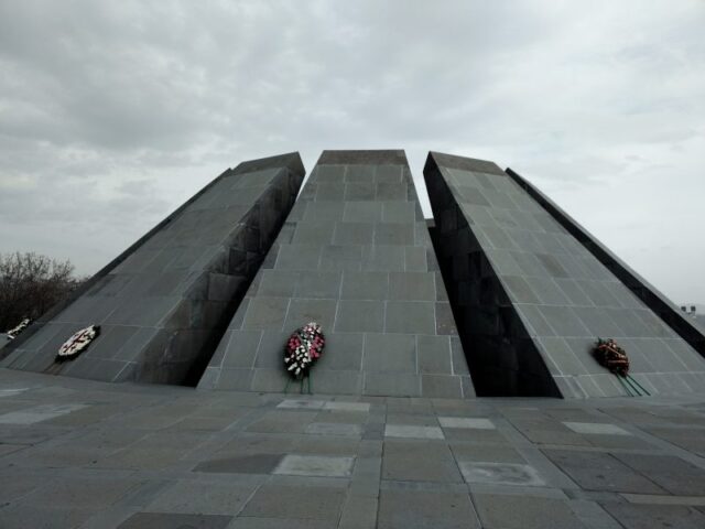 Complejo Tsitsernakaberd donde se encuentra el Memorial del Genocidio Armenio en Ereván, Armenia Complejo Tsitsernakaberd donde se encuentra el Memorial del Genocidio Armenio en Ereván, Armenia