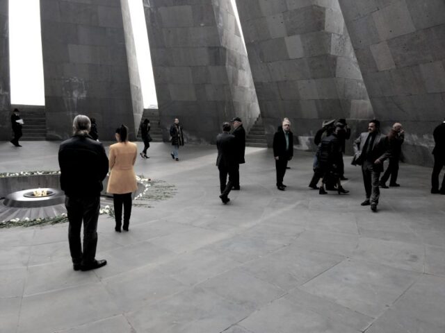 Complejo Tsitsernakaberd donde se encuentra el Memorial del Genocidio Armenio en Ereván, Armenia Complejo Tsitsernakaberd donde se encuentra el Memorial del Genocidio Armenio en Ereván, Armenia
