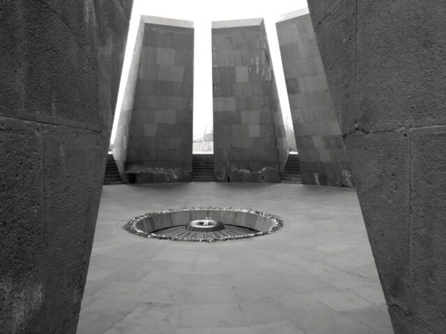 Complejo Tsitsernakaberd donde se encuentra el Memorial del Genocidio Armenio en Ereván, Armenia Complejo Tsitsernakaberd donde se encuentra el Memorial del Genocidio Armenio en Ereván, Armenia