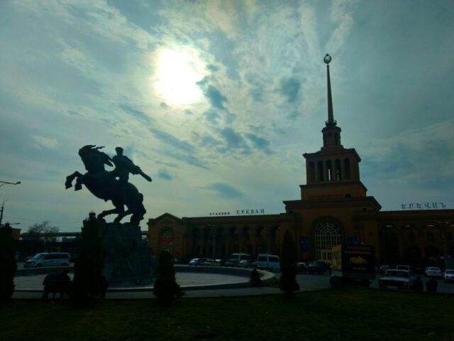 Estatua Sasuntsi Davit frente a la estación de ferrocarril de Ereván, Armenia Estatua Sasuntsi Davit frente a la estación de ferrocarril de Ereván, Armenia