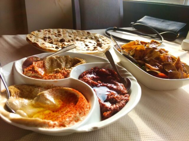 Hummus en restaurante típico armenio en Ereván, Armenia Hummus en restaurante típico armenio en Ereván, Armenia