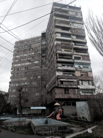 Edificio soviético en la avenida Tigran Mets en el distrito de Nor Butania, Ereván, Armenia Edificio soviético en la avenida Tigran Mets en el distrito de Nor Butania, Ereván, Armenia