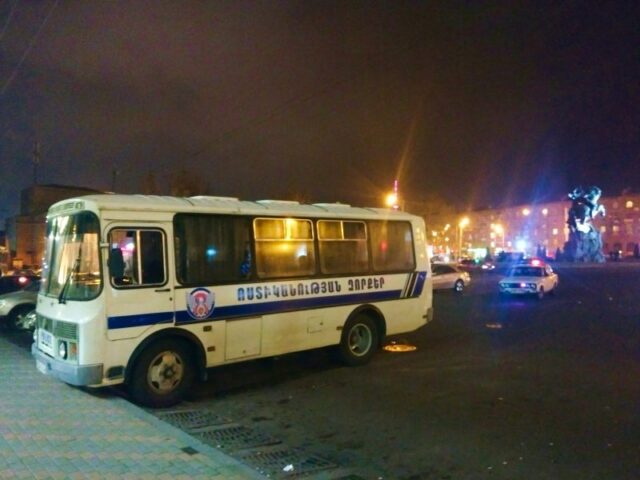 Autobús de policía en la estación de tren de Ereván, Armenia Autobús de policía en la estación de tren de Ereván, Armenia