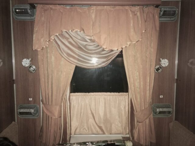 Cortinas del compartimento para dos (vagón de primera clase) ruta Ereván-Tiflis Cortinas del compartimento para dos (vagón de primera clase) ruta Ereván-Tiflis