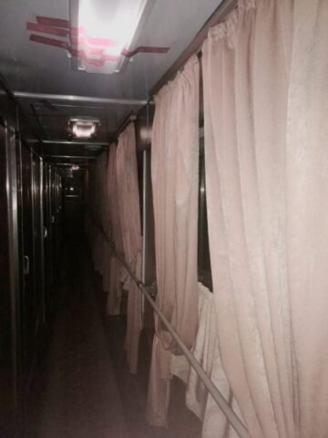 Pasillo del vagón del tren de primera clase ruta Ereván-Tiflis Pasillo del vagón del tren de primera clase ruta Ereván-Tiflis