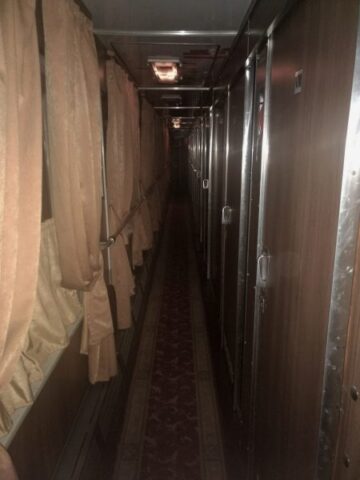 Pasillo del vagón del tren de primera clase ruta Ereván-Tiflis Pasillo del vagón del tren de primera clase ruta Ereván-Tiflis