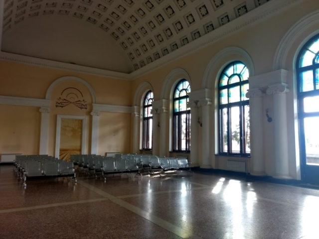 Interior sin prácticamente gente de la estación de tren de Ereván en Armenia Interior sin prácticamente gente de la estación de tren de Ereván en Armenia