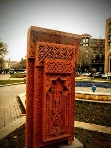 Réplica de un Khachkar (en madera). Suelen ser piedras conmemorativa grabada específica del arte armenio Réplica de un Khachkar (en madera). Suelen ser piedras conmemorativa grabada específica del arte armenio