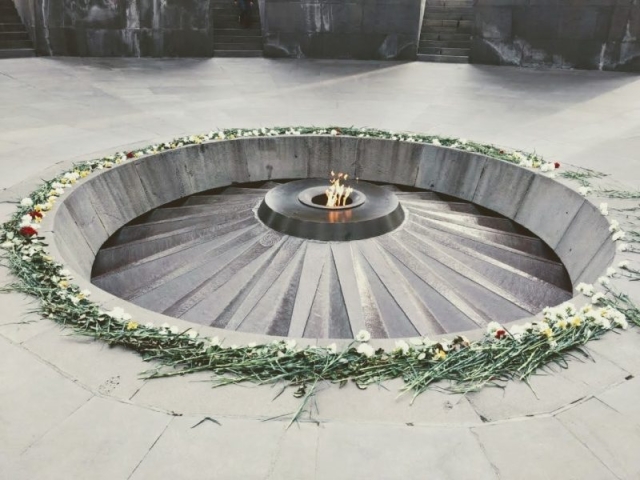 Complejo Tsitsernakaberd donde se encuentra el Memorial del Genocidio Armenio en Ereván, Armenia Complejo Tsitsernakaberd donde se encuentra el Memorial del Genocidio Armenio en Ereván, Armenia