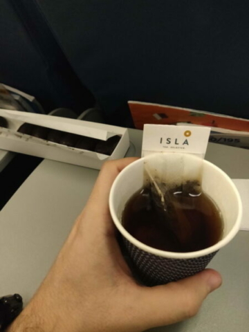 Té ofrecido en el avión con destino a Baku, Azerbaiyán Té ofrecido en el avión con destino a Baku, Azerbaiyán