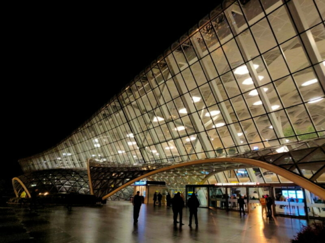 Exteriores del Aeropuerto Internacional Heydar Aliyev en Baku, Azerbaiyán Exteriores del Aeropuerto Internacional Heydar Aliyev en Baku, Azerbaiyán