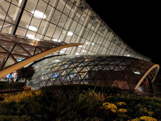 Exteriores del Aeropuerto Internacional Heydar Aliyev en Baku, Azerbaiyán Exteriores del Aeropuerto Internacional Heydar Aliyev en Baku, Azerbaiyán