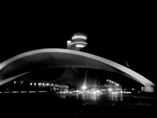 Torre de control a la salida del aeropuerto de Baku y el centro ciudad Torre de control a la salida del aeropuerto de Baku y el centro ciudad