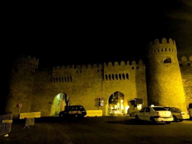 Fortaleza de la ciudad de Baku construida por Manoucher II (1120-1159) Fortaleza de la ciudad de Baku construida por Manoucher II (1120-1159)
