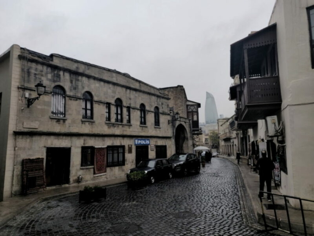 Comisaría de policía en la calle Sabir en casco antiguo (Icherisheher), Baku, Azerbaiyán Comisaría de policía en la calle Sabir en casco antiguo (Icherisheher), Baku, Azerbaiyán