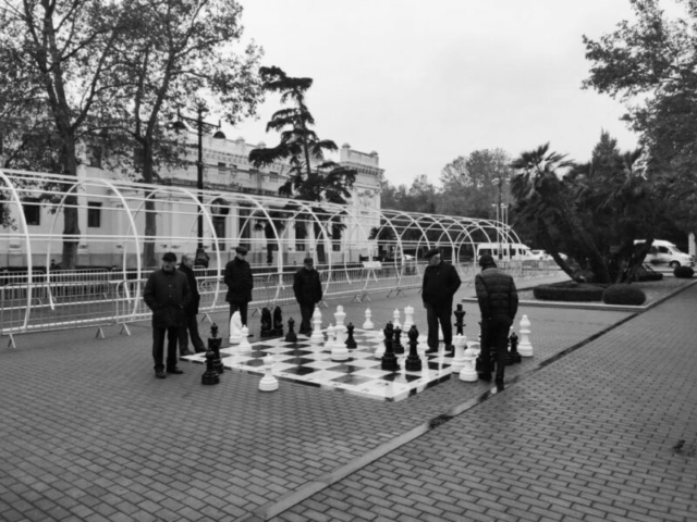 Jugando al ajedrez en el parque Dənizkənarı Milli, Baku, Azerbaiyán Jugando al ajedrez en el parque Dənizkənarı Milli, Baku, Azerbaiyán