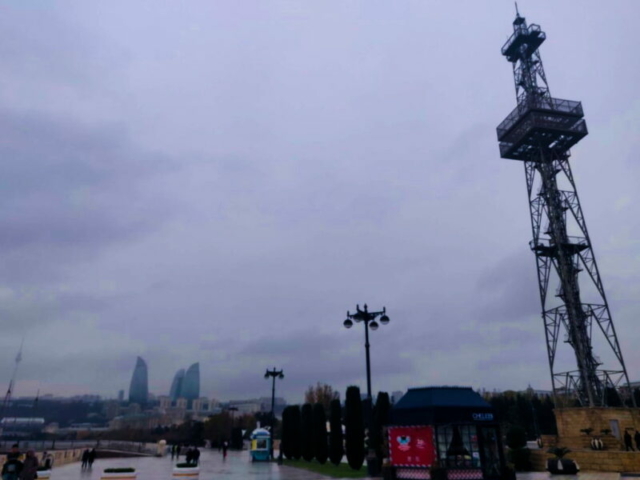 Torre de perforación petrolífera y de fondo las Torres Baku Flame (llama) de 190 metros de altura, construidas entre el año 2008 y 2011, Baku, Azerbaiyán Torre de perforación petrolífera y de fondo las Torres Baku Flame (llama) de 190 metros de altura, construidas entre el año 2008 y 2011, Baku, Azerbaiyán