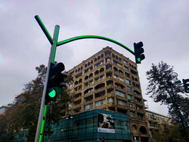 Semáforo curioso en la calle Uzeyir Hajibeyov, Baku, Azerbaiyán Semáforo curioso en la calle Uzeyir Hajibeyov, Baku, Azerbaiyán