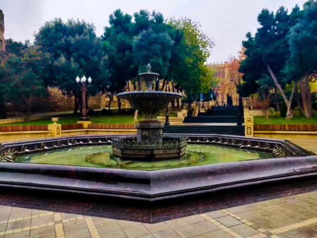 Fuente de la plaza de Sabir, Baku, Azerbaiyán Fuente de la plaza de Sabir, Baku, Azerbaiyán