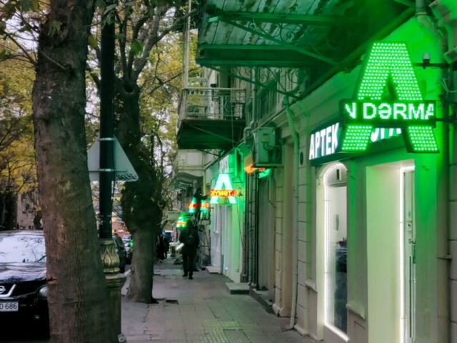 Concentración de farmacias en la calle Ahmad Javad, cerca del hospital de urología, Baku, Azerbaiyán Concentración de farmacias en la calle Ahmad Javad, cerca del hospital de urología, Baku, Azerbaiyán