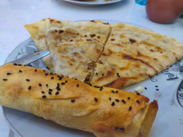 Tortas azerbayanas rellenas llamadas Gutab o Qutab, Baku, Azerbaiyán Tortas azerbayanas rellenas llamadas Gutabs o Qutab, Baku, Azerbaiyán