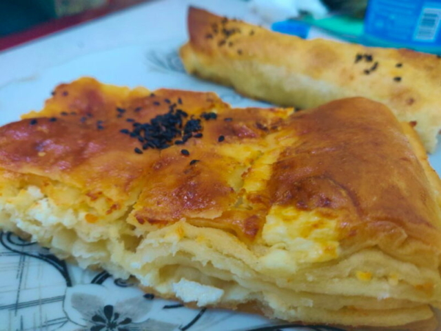 Gozleme relleno de queso y con semillas de amapola, Baku, Azerbaiyán Gozleme relleno de queso y con semillas de amapola, Baku, Azerbaiyán