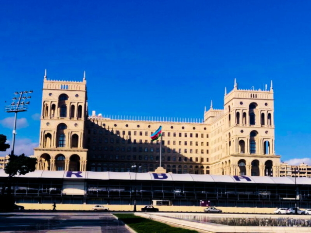 Casa del Gobierno de estilo sovietico construida en 1952, Baku, Azerbaiyán Casa del Gobierno de estilo sovietico construida en 1952, Baku, Azerbaiyán