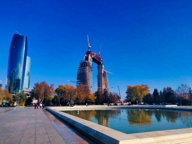 Plaza Saat y al fondo el centro de negocios y el Proyecto de Desarrollo Crescent o La Bahía Crescent, Baku, Azerbaiyán Plaza Saat y al fondo el centro de negocios y el Proyecto de Desarrollo Crescent o La Bahía Crescent, Baku, Azerbaiyán