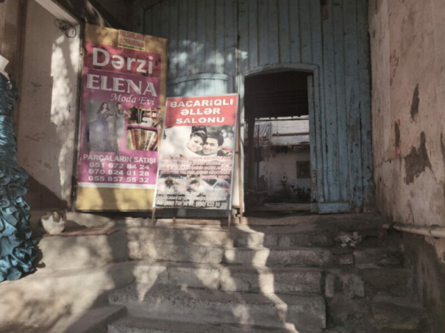 Tienda de trajes de novios en Shamil Azizbeyov, Baku, Azerbaiyán Tienda de trajes de novios en Shamil Azizbeyov, Baku, Azerbaiyán
