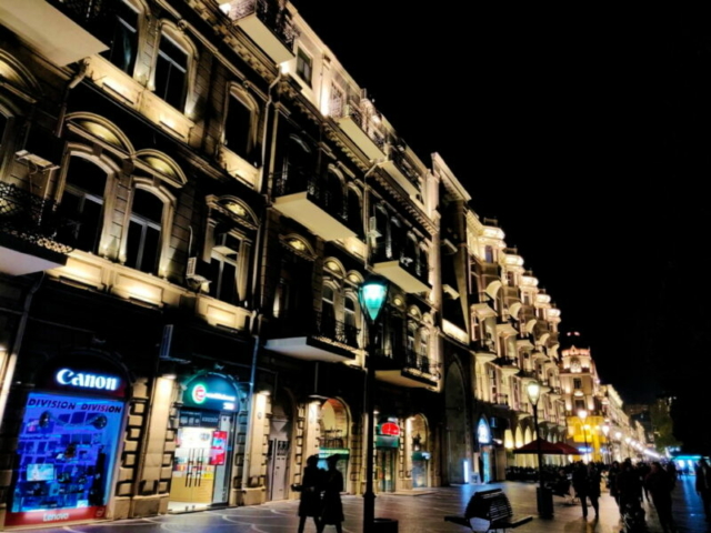 Zona comercial en la avenida Nizami, Baku, Azerbaiyán Zona comercial en la avenida Nizami, Baku, Azerbaiyán