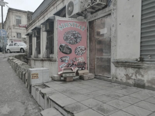 Tienda de dulces cerca de la Plaza 28 de Mayo, Baku, Azerbaiyán Tienda de dulces cerca de la Plaza 28 de Mayo, Baku, Azerbaiyán