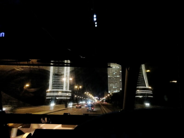 Autovía del aeropuerto en la entrada de la ciudad de Baku, Azerbaiyán Autovía del aeropuerto en la entrada de la ciudad de Baku, Azerbaiyán