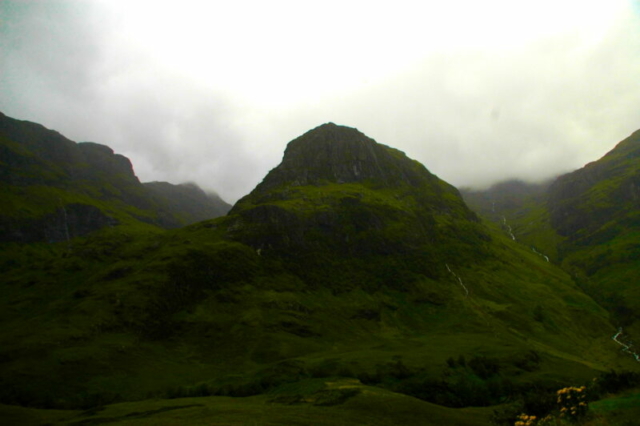 Grandes montanas en la isla de Skye