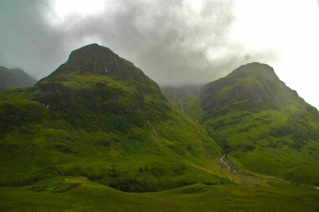 Grandes montanas en la isla de Skye