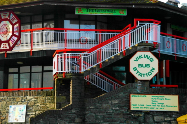 Restaurante chino y estacion vikinga de autobus en las Shetlands