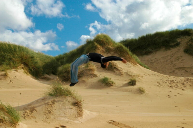 Damian haciendo un mortal hacia atras en Durness