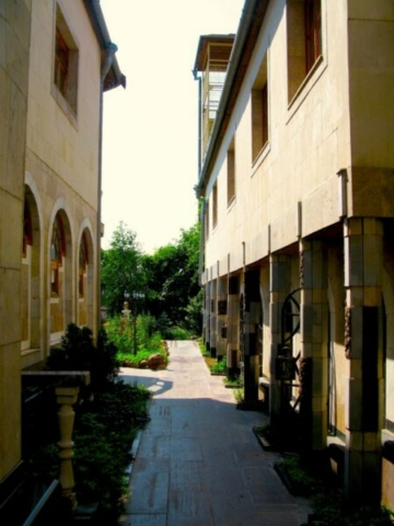 Realizo una parada en Tirnauca como sugerencia del conductor, que me lleva directamente a esta especie de palacio en medio de un país derruido, pobre y corrupto hasta la médula en medio de la nada. Curiosamente este palacio, es el museo y zona de ocio y descanso del Fútbol Club Tiraspol (segundo equipo después del FC Sheriff de Tiraspol).