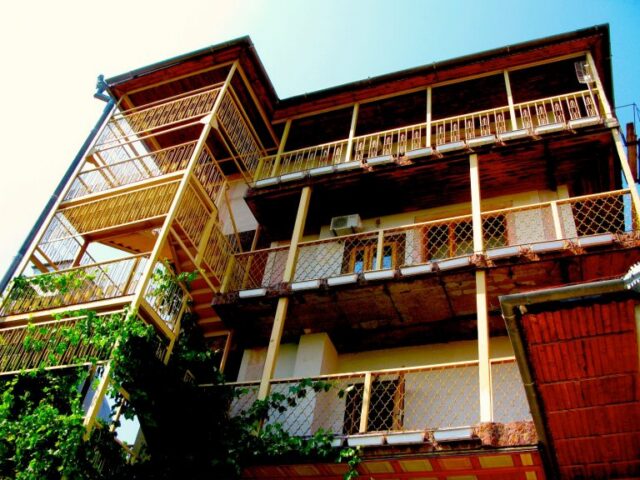 Complejo hotelero de lujo metido dentro de este lugar, que es usado por y para los futbolistas del FC Tiraspol.