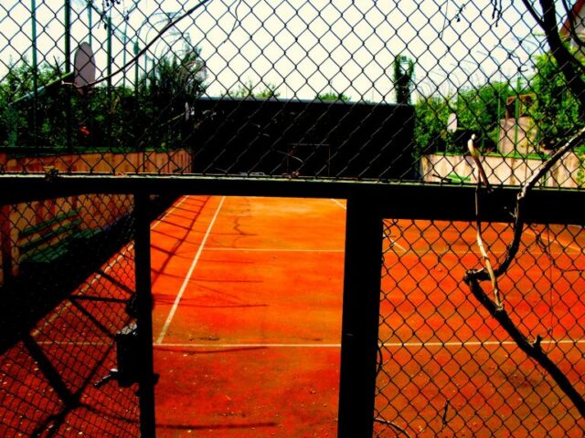 Y como no, no podia faltar una cancha de tenis, todo tipo de lujos para un país tan pobre.